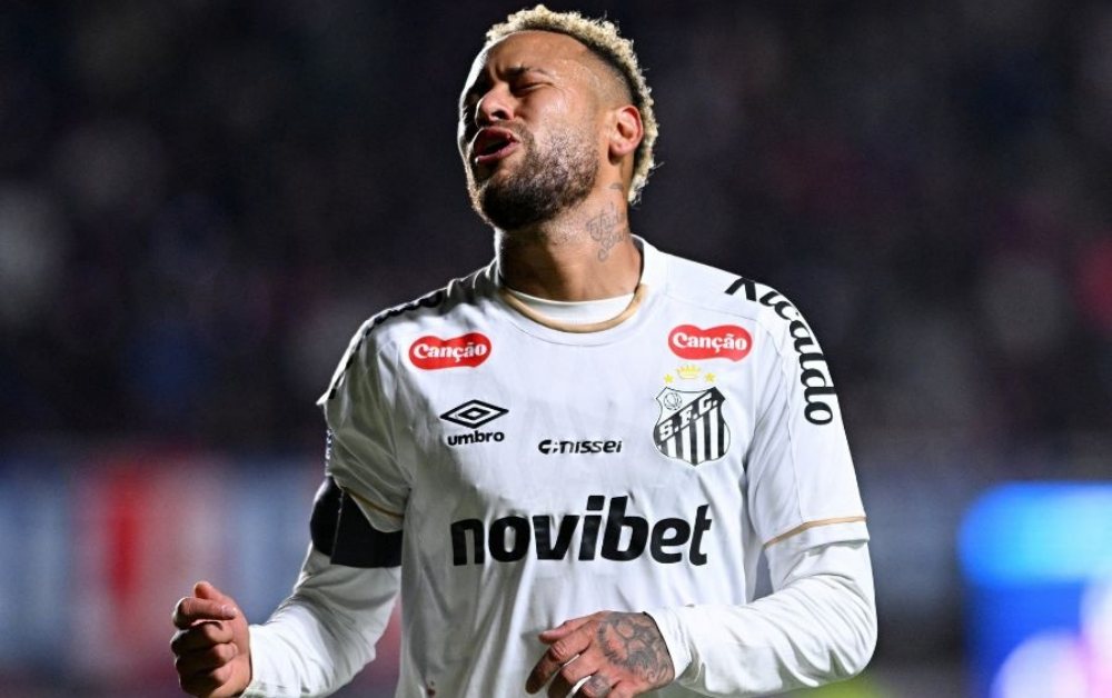 Neymar xô xát với con trai Robinho